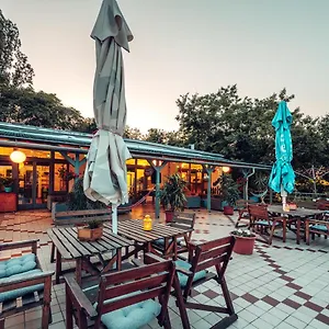 Hostel Island, Boedapest